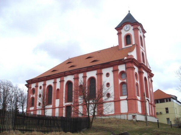 V kostele sv. Vavřince začnou příští rok opravy interiéru. Bude se dělat nová elektroinstalace, ozvučení a památka získá i infrazářiče, aby se zde i v chladném počasí daly konat koncerty.