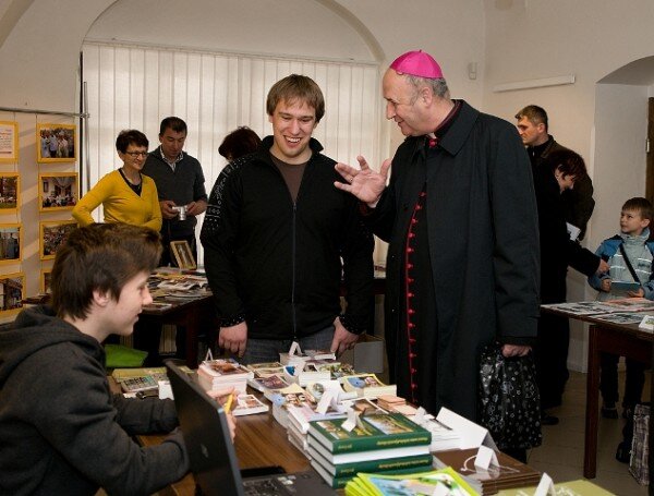 Olomoucký arcibiskup Jan Graubner při rozhovoru s účastníky miniveletrhu Poutní dny 