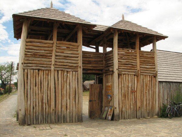 Vstupní brána do archeoskanzenu Modrá, který je také zařazen do nového internetového projektu propagující památky Velké Moravy.