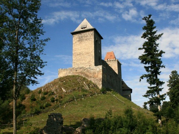 Královský hrad Kašperk bude ve vybraných víkendech hostit mistry starých řemesel, která jsou spjatá se životem na středověkém hradě. 