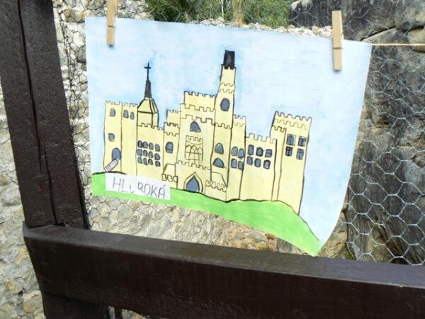 Práce mladých výtvarníků jsou během turistické sezony vystaveny také na hradě Rotštejn.