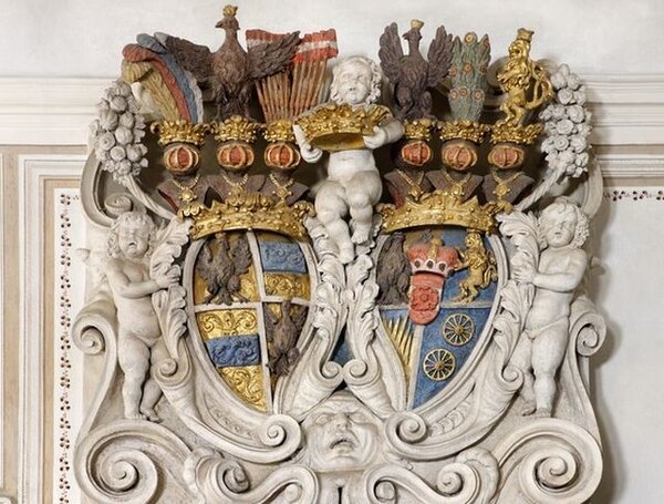 Erb Gallasů a Clam-Gallasů v rytířském sále na zámku Frýdlant