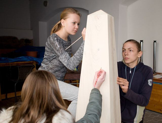 Novohradští žáci dokončují projekt Obelisk.