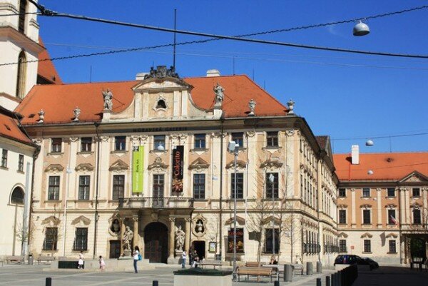 V Místodržitelském paláci v Brně jsou kromě sbírky starého umění také sály pro dočasné výstavy, koncertní sál pro 150 lidí, kavárna a muzejní obchod.   