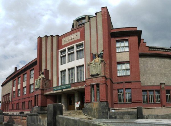 Stříbrný poklad čítající 431 pražských grošů z doby Václava IV. se dostane do sbírek Muzea východních Čech v Hradci Králové.  