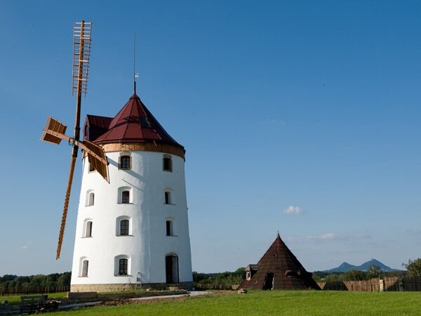 Charakteristickými prvky vrátenského mlýna holandského typu z roku 1870 jsou segmentově zakončené okenní otvory.