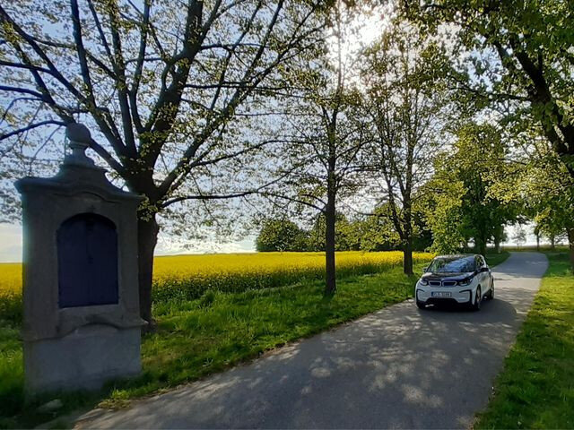 Naše cesty za památkami obcí nás zavedly také do Radomyšle. Alejí s křížovou cestou jsme se dostali ke kostelu sv. Jana Křtitele.