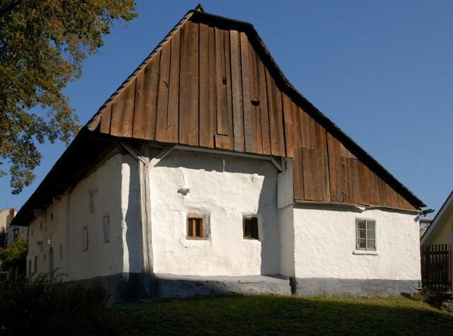 Štáflova chalupa byla postavena v druhé polovině 16. století a patří tak k nejstarším roubenkám toho druhu.