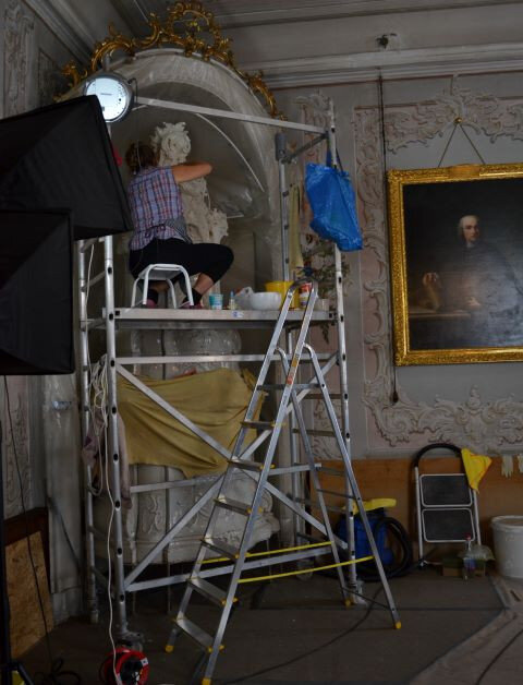 Návštěvníci mají exkluzivní příležitost pozorovat restaurátorku při práci.