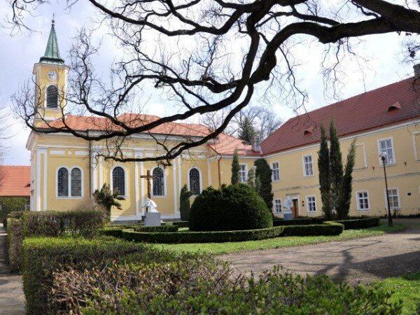 Zámek a hřebčín s kostelem sv. Václava a Leopolda, Kladruby nad Labem.