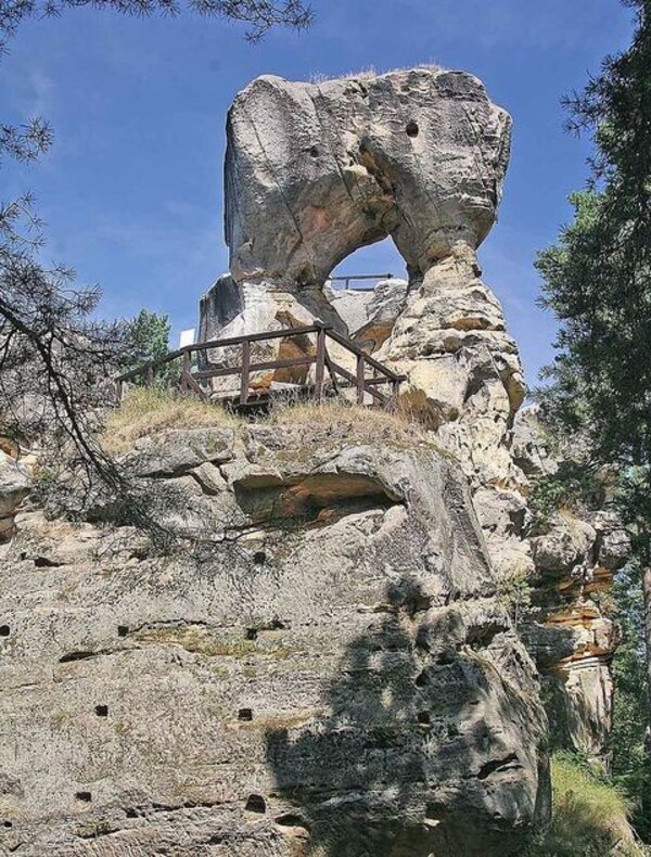 Konference se bude věnovat také projektu Tiché stezky Klokočskými skalami, který zpřístupňuje nevidomým a slabozrakým kulturní a archeologické lokality. Na snímku hrad Rotštejn