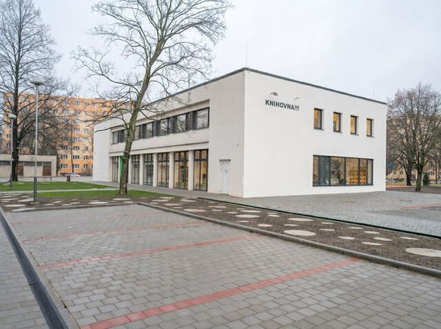 Revitalizací prošel i okolní veřejný prostor s novými dětskými hřišti a parkovací plochou.