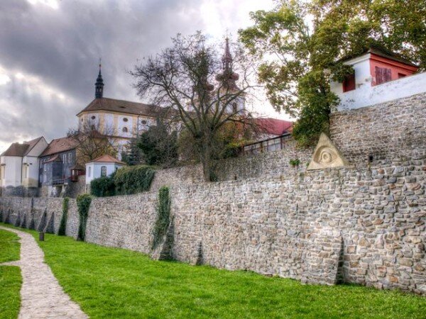 Kadaň - východní parkán směřující k Žatecké bráně 