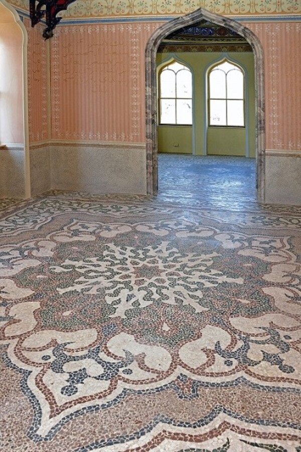 Na stěnách Minaretu jsou arabské nápisy a podlahy jsou bohatě zdobeny orientálními ornamenty.