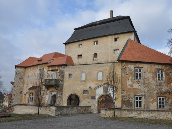 Jedním z podpořených projektů je oprava střechy na zámku v Miroslavi. 