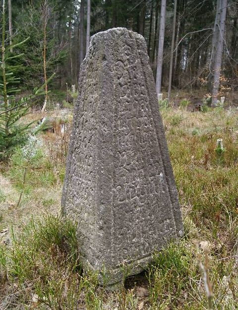 Kahlerův pomník je vytvořen ve tvaru čtyřbokého jehlanu.