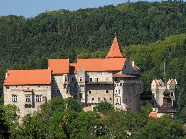 Návštěvníci hradu Pernštejna se dočkali nového vyasfaltovaného parkoviště. K památce vede 900 metrů dlouhá cesta.