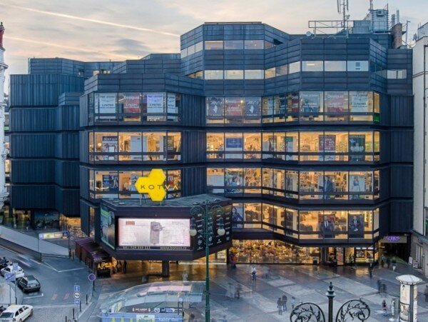 Na výstavě budou prezentovány také stavby manželů Věry a Vladimíra Machoninových, kteří navrhli například obchodní dům Kotva.