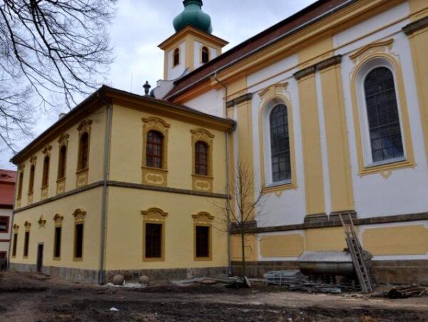 Na kostele Nanebevzetí Panny Marie v Konojedech se již podařilo obnovit fasády.