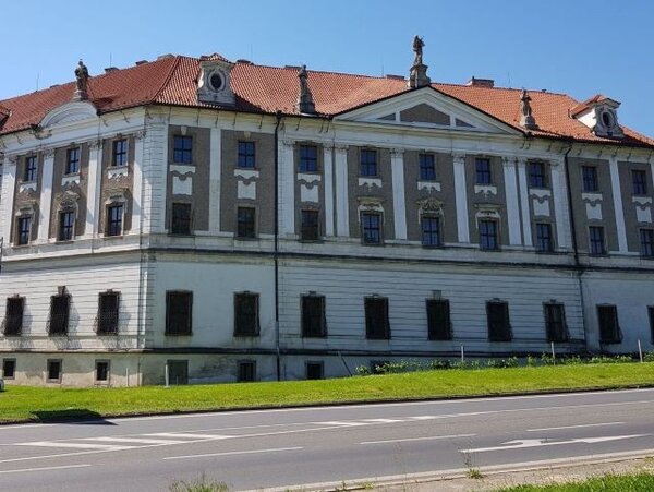 Klášter sv. Voršily s novou prejzovou krytinou značky Tondach