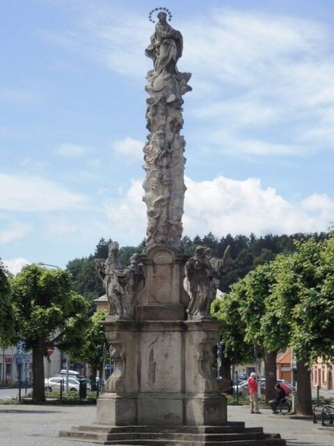 Jedenáctimetrový mariánský sloup zdobí sochy českých patronů sv. Václava, sv. Vojtěcha, sv. Jana Nepomuckého a sv. Floriána. Na vrcholu jej zakončuje socha Panny Marie.