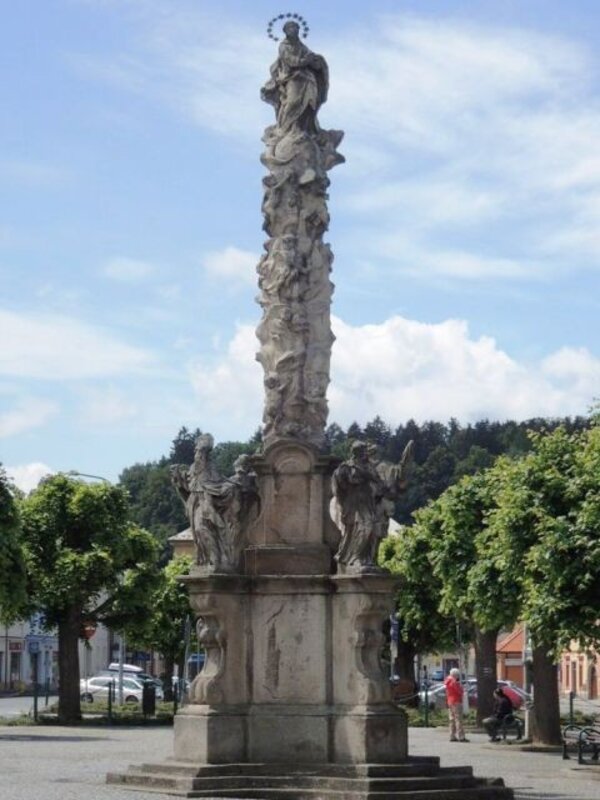 Jedenáctimetrový mariánský sloup zdobí sochy českých patronů sv. Václava, sv. Vojtěcha, sv. Jana Nepomuckého a sv. Floriána. Na vrcholu jej zakončuje socha Panny Marie.