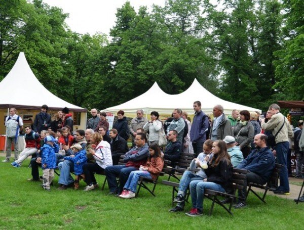 Slavnostního setkání krajů, které zahájilo výstavu Má vlast, se na Vyšehradě zúčastnilo 1500 lidí. 