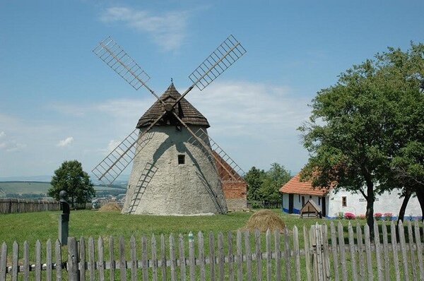 Větrný mlýn v Kuželově je jediným dochovaným mlýnem holandského typu na Moravě.