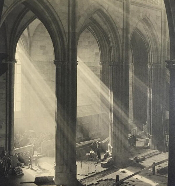 Josef Sudek, pohled do hlavní a jižní lodi chrámu