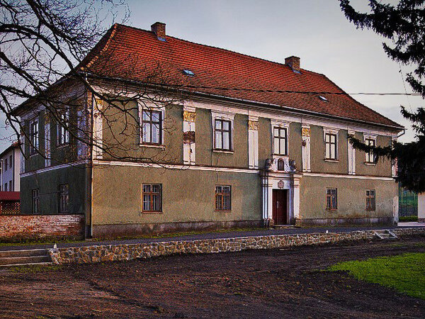 Pozdně barokní stavba má rustikálně pojaté průčelí.