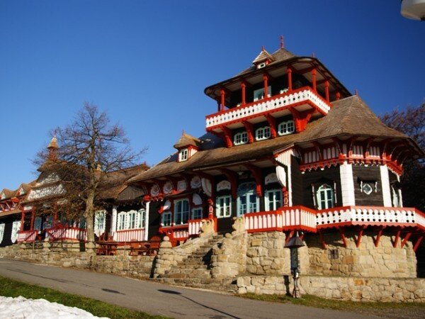 Chata Libušín po rekonstrukci, která byla hotova v roce 1999 (ilustrační foto). Známá stavba architekta Dušana Jurkoviče nyní čeká na znovuzrození. 