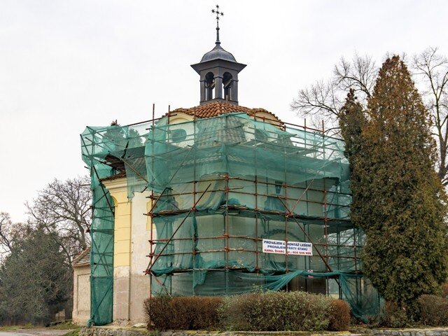 Snímek kaple Panny Marie Pomocné obestavěné lešením z prosince 2017