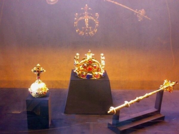 České korunovační klenoty jsou vystaveny zdarma ve Vladislavském sále Pražského hradu.