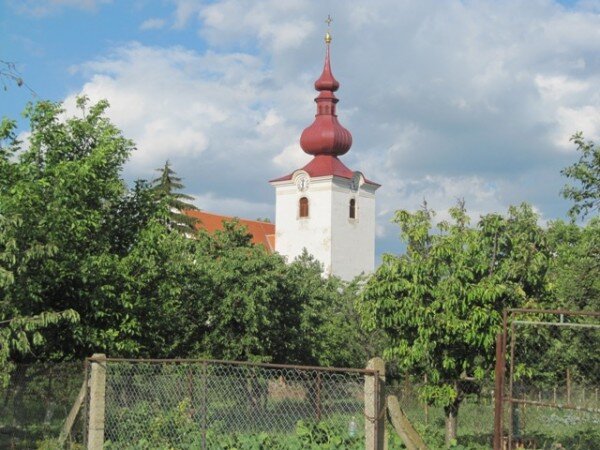 Prudká bouře se silným větrem a krupobitím shodila 11 metrů vysokou báň z kostela Jména Panny Marie ve Slupi. Při pádu báně se navíc poškodila střecha památky.