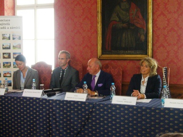 Setkání se zúčastnila prezidentka Asociace Jana Germenis-Hildprandt, prezident European Historic Houses hrabě Rodolphe de Looz-Corswarem, náměstek ministra kultury Vlastislav Ouroda a Naděžda Hávová.