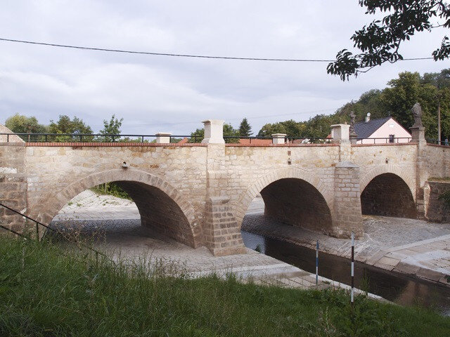 Původně barokní most v obci Sazená má čtyři pole a zásadním způsobem utváří urbanistickou strukturu vsi.