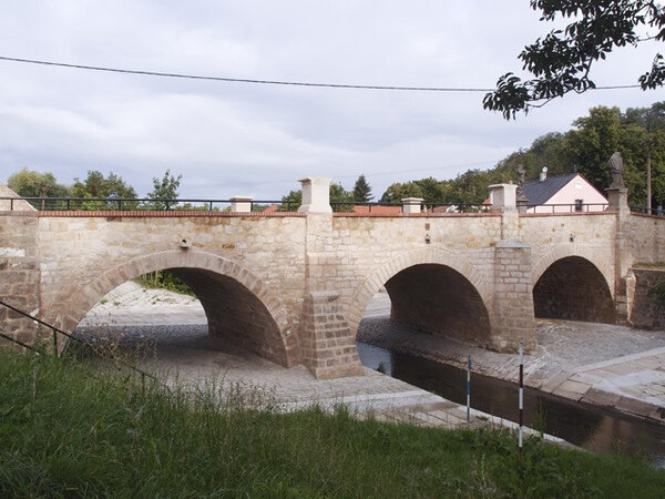 Původně barokní most v obci Sazená má čtyři pole a zásadním způsobem utváří urbanistickou strukturu vsi.