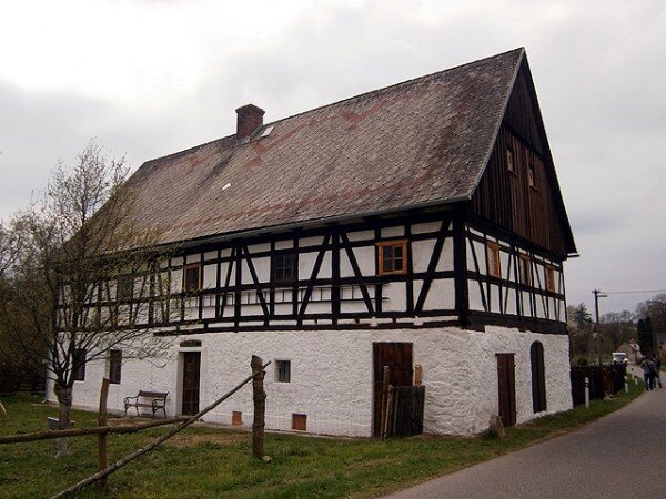 Dům čp. 198 v Pertolticích, u kterého proběhl odpolední teoretický a praktický workshop.