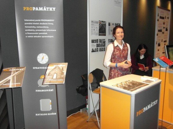 Redaktorka financování Dagmar Koželuhová a účetní Ida Soukupová na stánku portálu PROPAMÁTKY