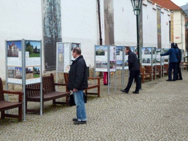 Putovní výstava Má vlast cestami proměn představuje v Plzni na 13 výstavních panelech pozitivní příklady proměn staveb, památek a prostředí z Plzeňska.