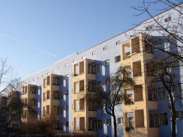 Bytové domy v Berlíně, které navrhl architekt Bruno Taut. 