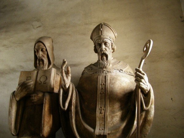 Sochy sv. Cyrila a sv. Metoděje ve stejnojmenném kostele v Olomouci-Hejčíně.