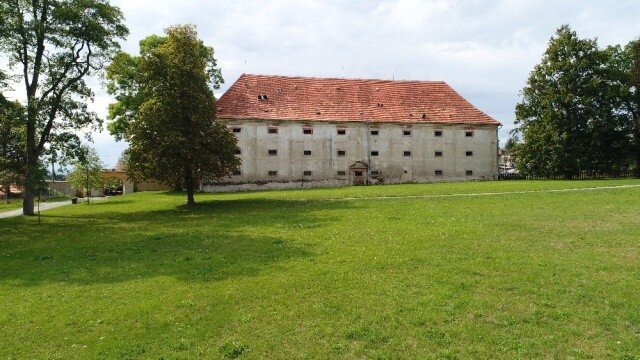 Rozlehlá čtyřpatrová budova byla dostavěna v roce 1718. 