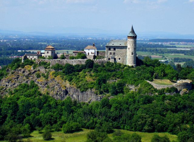 Na hradě Kunětická hora se realizují dva projekty zaměřené na obnovu paláce a dalších částí památky.