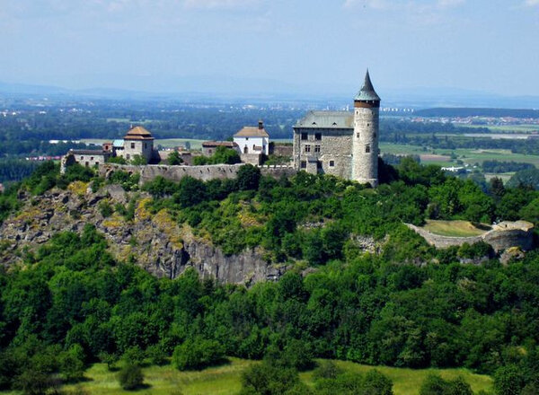 Na hradě Kunětická hora se realizují dva projekty zaměřené na obnovu paláce a dalších částí památky.