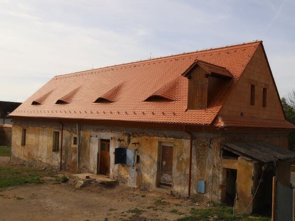 Nová střecha na poplužním dvoře s krásně vyskládanými volskými oky