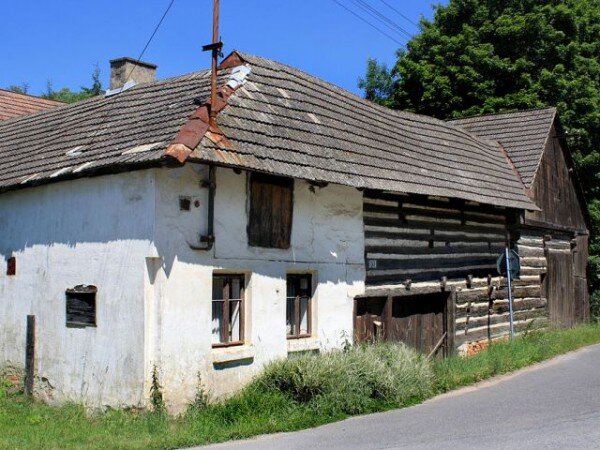 Součástí semináře budou i exkurze po stavbách lidové architektury na Svitavsku. Na ilustračním snímku je dům čp. 50 z obce Chmelík u Litomyšle.