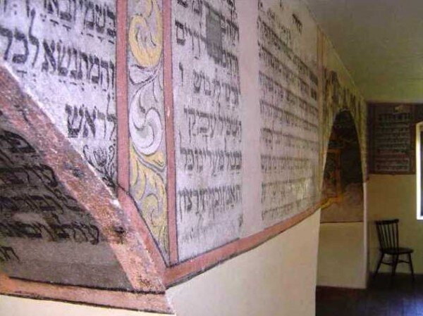 Židovská menšina po sobě ve městě zanechala několik kulturních památek, nejvýznamnější je Šachova synagoga s unikátní lidovou výzdobou.