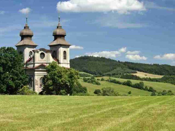 Výstava o broumovské skupině kostelů bude v březnu roku 2016 k vidění v Galerii Truhlárna v Kokoříně. Na ilustračním snímku je kostel sv. Markéty v Šonově. 