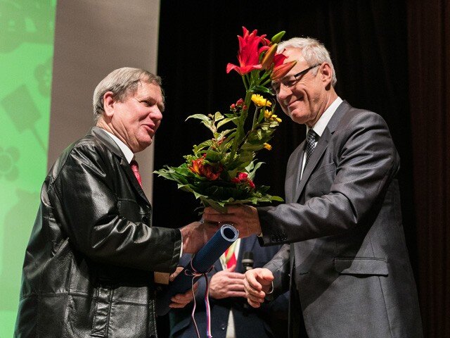 František Ledvinka přebírá z rukou ministra kultury Ilji Šmída ocenění Artis Bohemiae Amicis v Rožnově pod Radhoštěm.